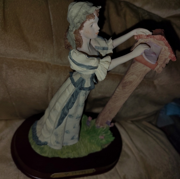 Vintage La Verona Collection Figurine Girl At The Mailbox - Picture 3 of 5